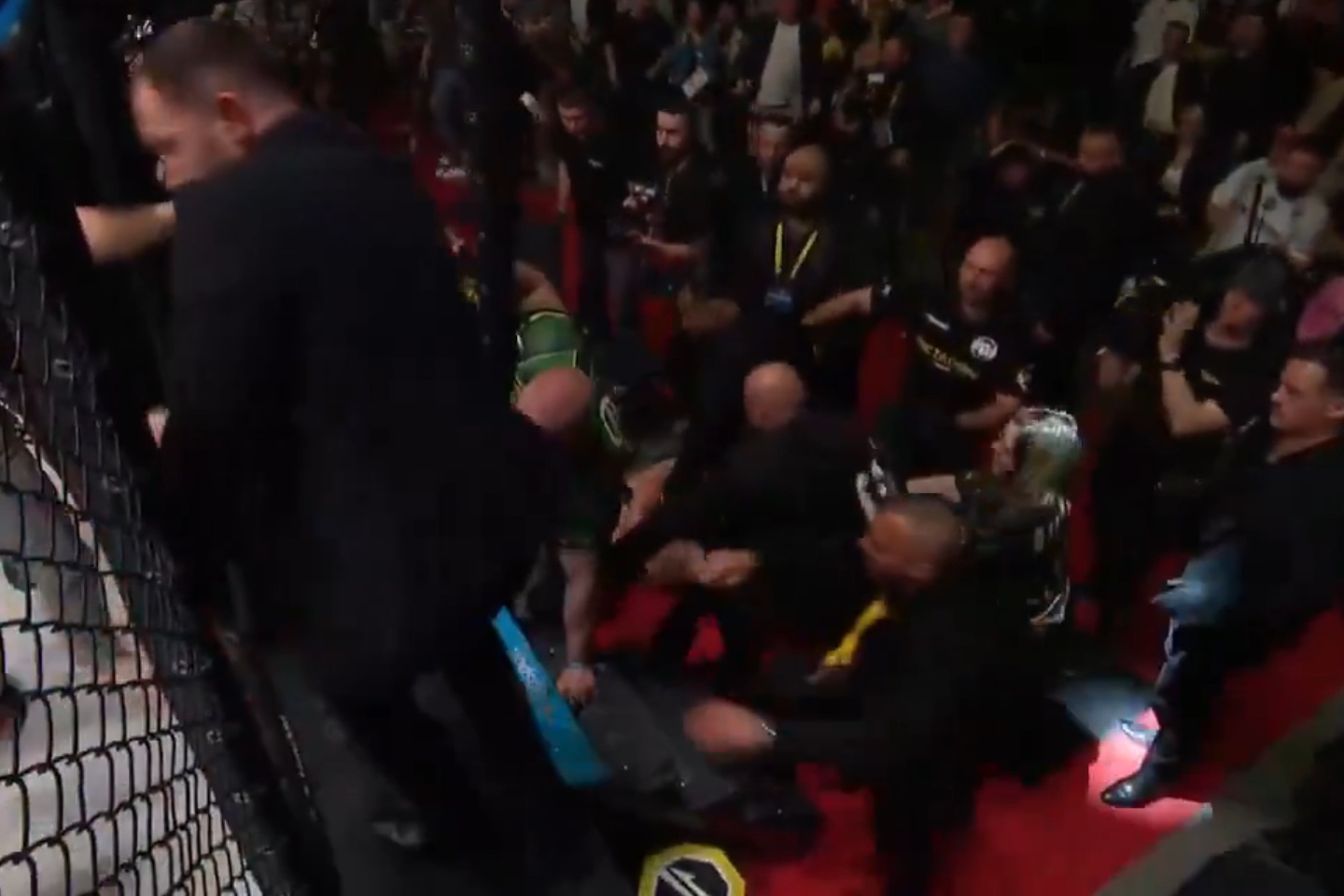 Zadyma w main evencie. Aż wylecieli z oktagonu [WIDEO]