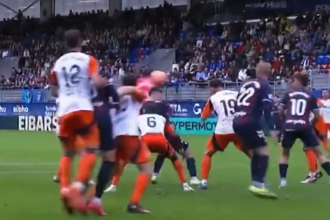 Gol bramkarza w Hiszpanii. Uratował swoją drużynę [WIDEO]