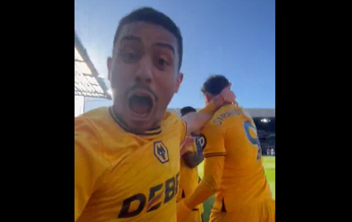 Zabrał kibicowi telefon i się zaczęło. Szaleństwo w meczu Premier League [WIDEO]