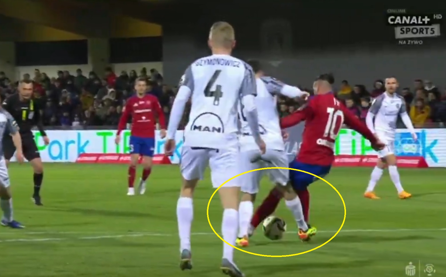 Duża kontrowersja w meczu Ekstraklasy. Papszun nie dowierzał decyzji sędziego [WIDEO]