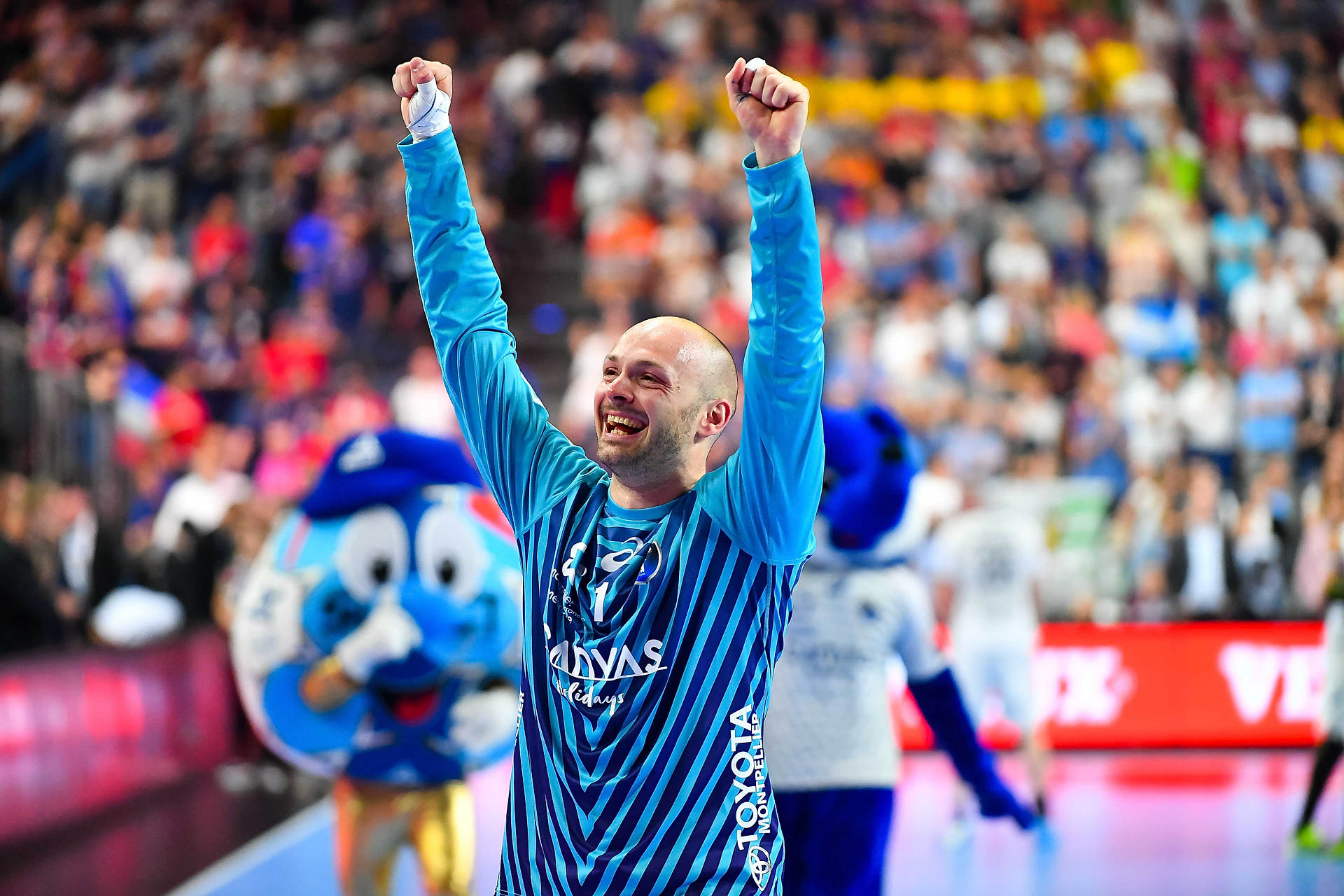 Hit! FC Barcelona ściąga następnego bramkarza z emerytury