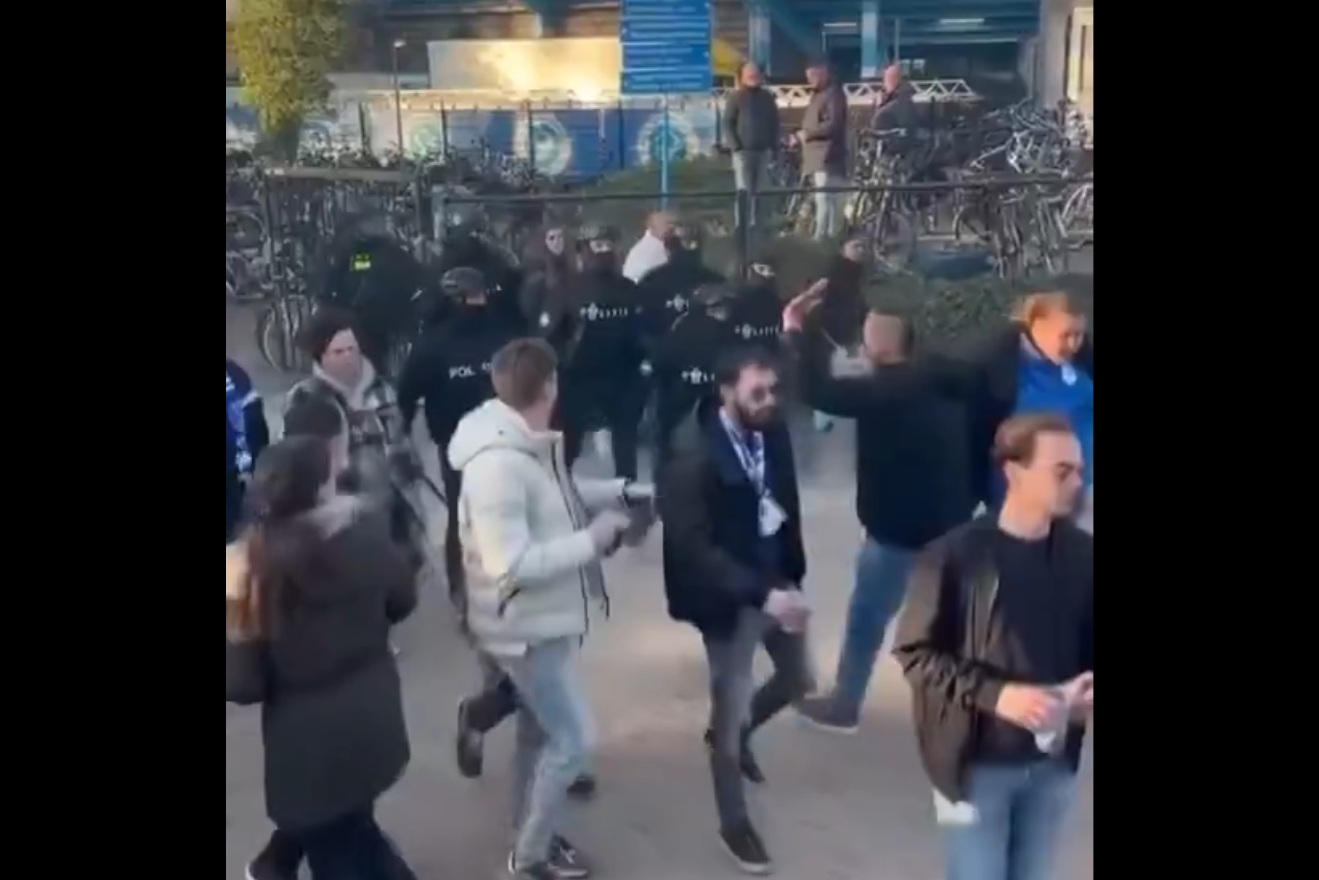 Holenderscy policjanci ruszyli na kibiców. Są ranni [WIDEO]