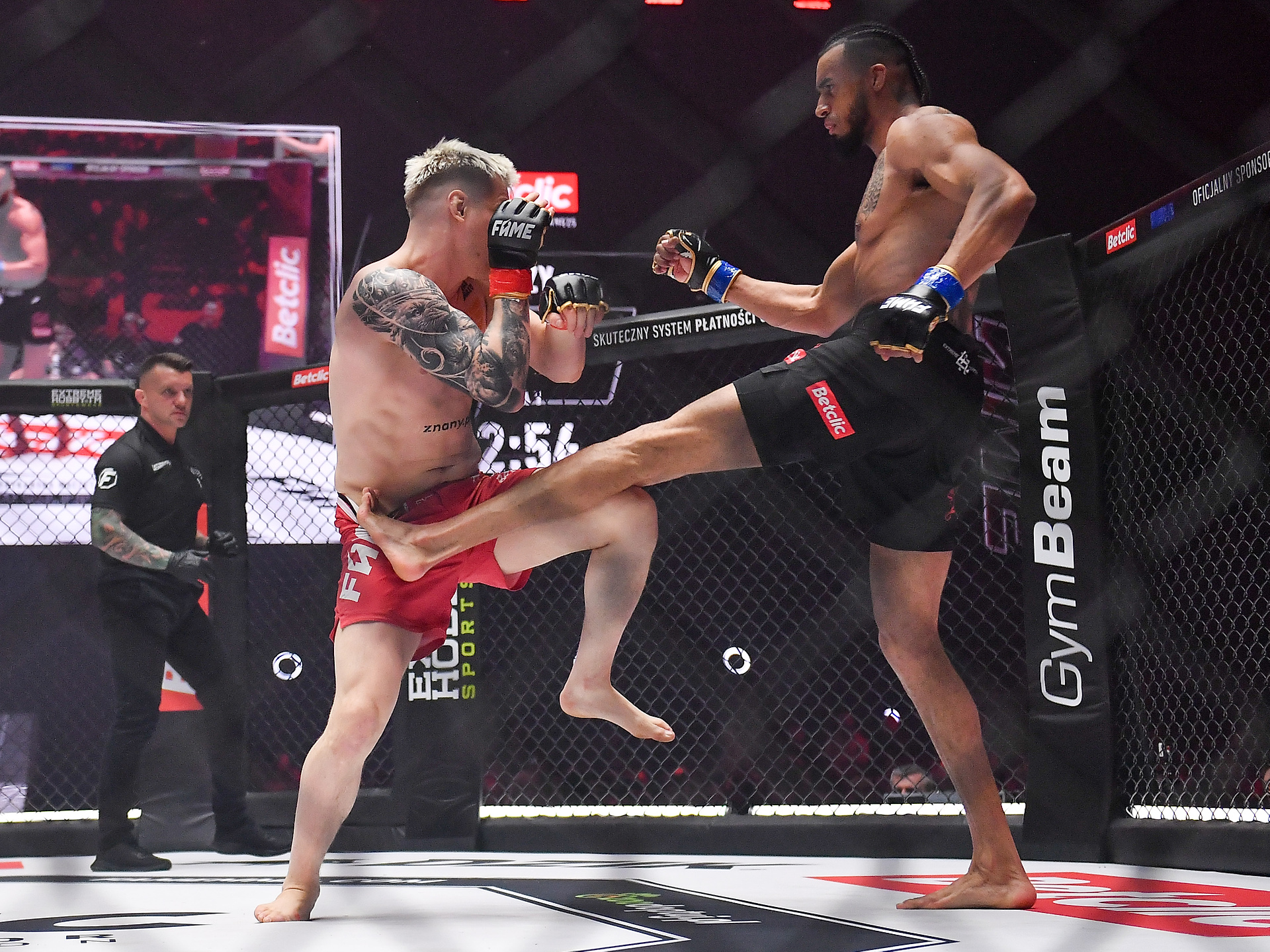 Gwiazdor pokazał pas Fame MMA. Zawstydził federację. "Poodpadały jak zęby" [WIDEO]