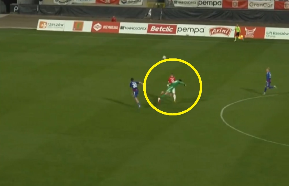Odlot bramkarza Polonii Bytom. Zastąpił go zawodnik z pola i nie puścił gola! [WIDEO]