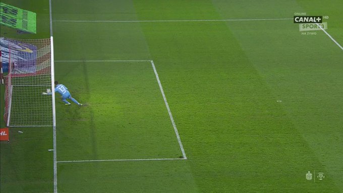 Gol z połowy boiska! Cudo w Ekstraklasie [WIDEO]