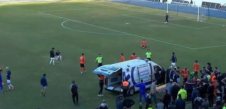 Straszne obrazki. Zawodnik eskortowany ambulansem [WIDEO]
