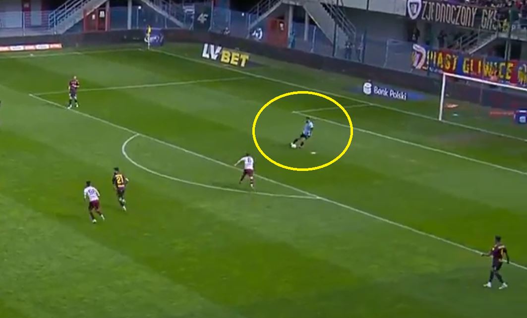 Koszmarny błąd bramkarza Pogoni! Sprezentował gola rywalom [WIDEO]