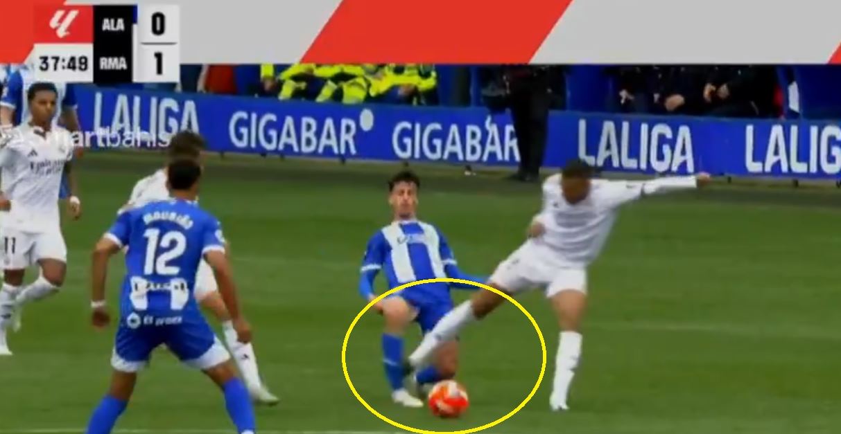 Bandycki faul Mbappe! Francuz stracił głowę i wyleciał z boiska [WIDEO]