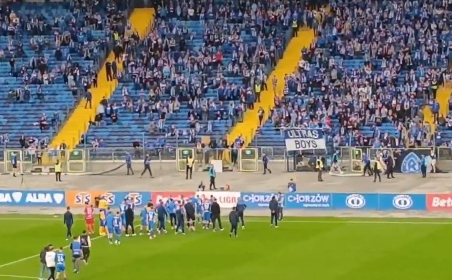 Kibice Ruchu wściekli po kolejnej porażce. Szulczek na pogadance z fanami [WIDEO]