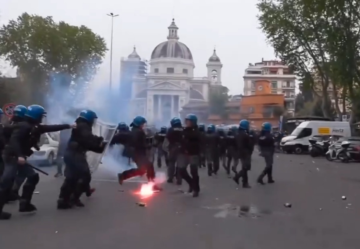 Dantejskie sceny przed hitem Serie A. 13 policjantów rannych