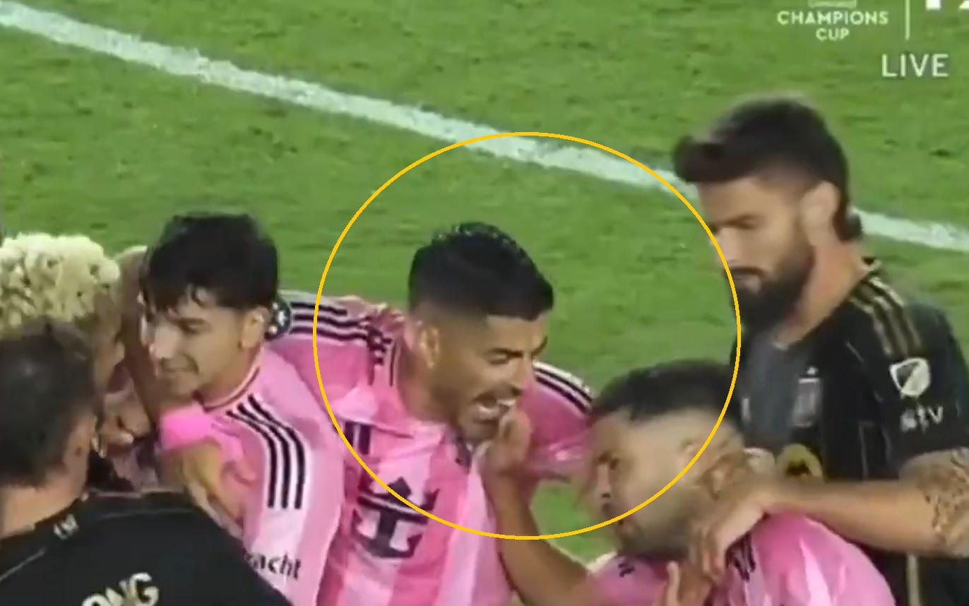 Suarez znów próbował to zrobić. Prawie pogryzł kolegę [WIDEO]