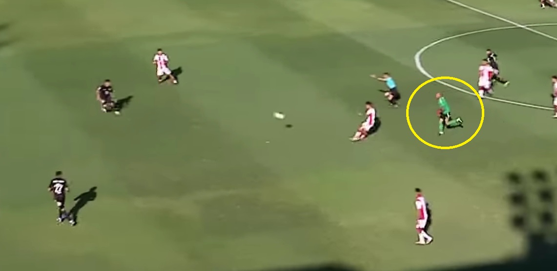 Chciał być jak Neuer lub Chilavert. Powstrzymał go... sędzia [WIDEO]