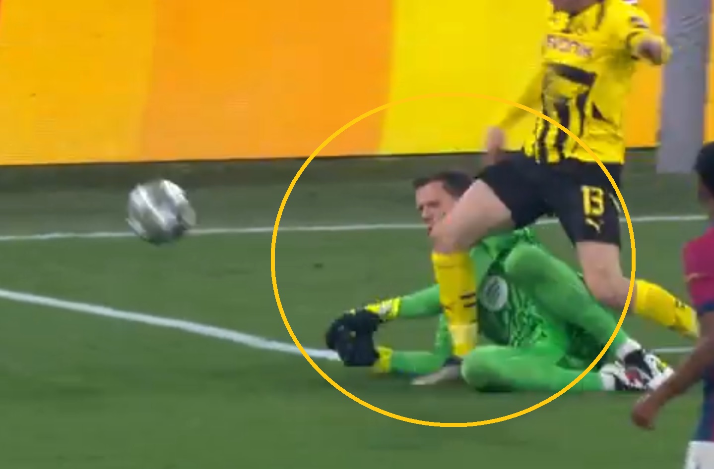 Szczęsny sprokurował karnego! Ostre wejście Polaka [WIDEO]