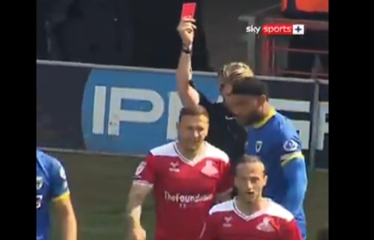 Wszedł na boisko i stracił głowę. Wyleciał po 53 sekundach [WIDEO]