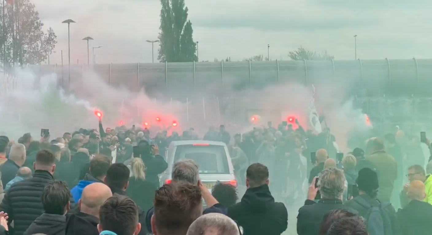 Piękne zachowanie kibiców na pogrzebie Beenkhakkera. Tak oddali hołd trenerowi [WIDEO]