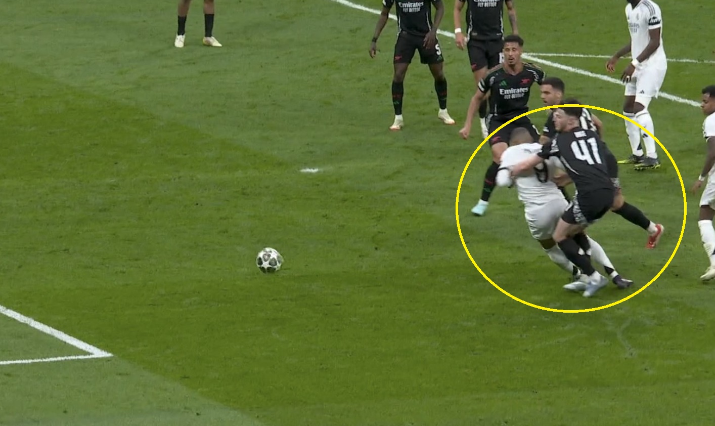 Spora kontrowersja w hicie LM! Mbappe padł w polu karnym [WIDEO]
