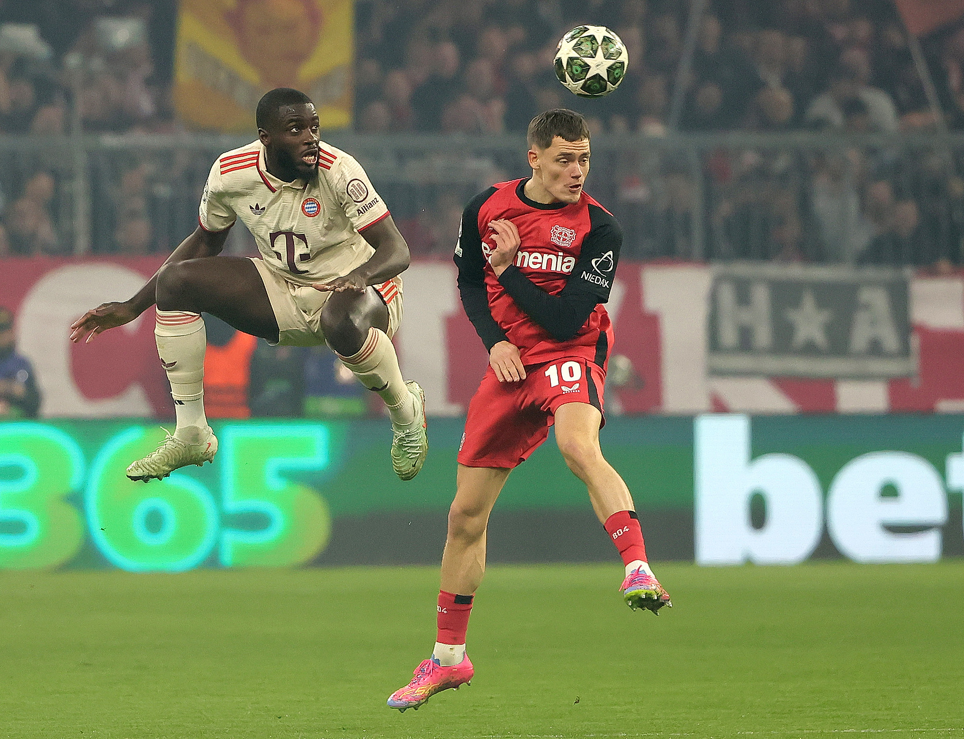 Bayern negocjuje z kolejnym piłkarzem. Jest problem