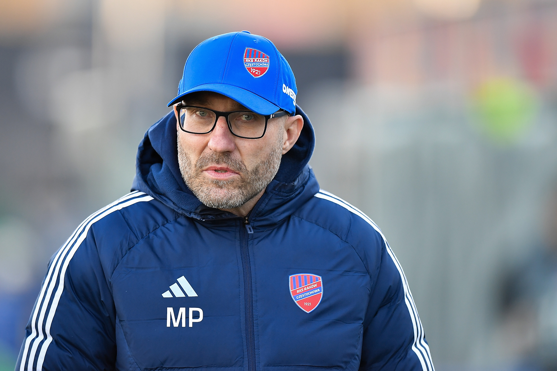Papszun grzmiał po meczu z Pogonią. Uderzył w sędziego. "Nie trzymało się to kupy"