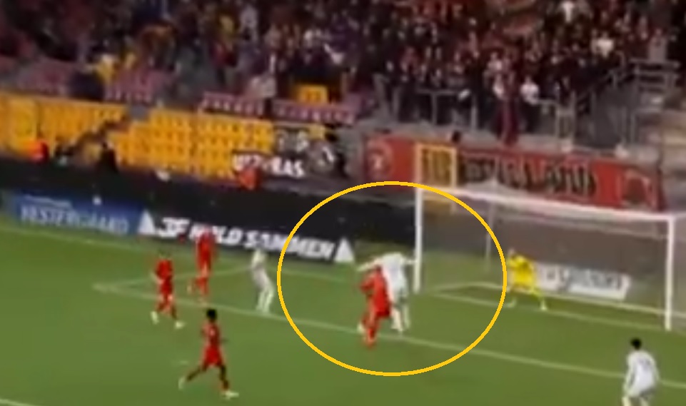 Kolejny gol Buksy! Polak króluje w powietrzu [WIDEO]