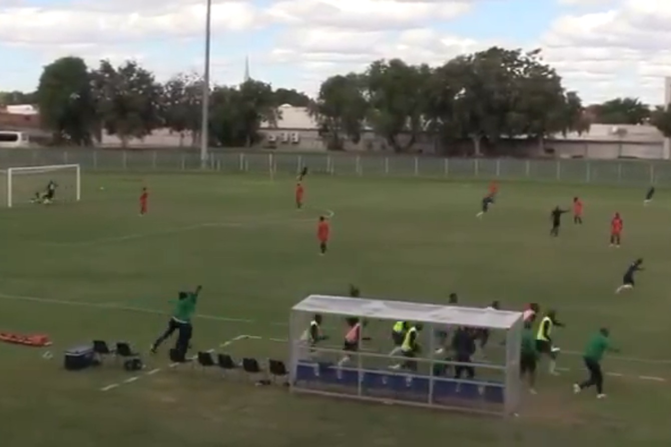 Patrzcie i podziwiajcie. Niebywały gol bramkarza [WIDEO]