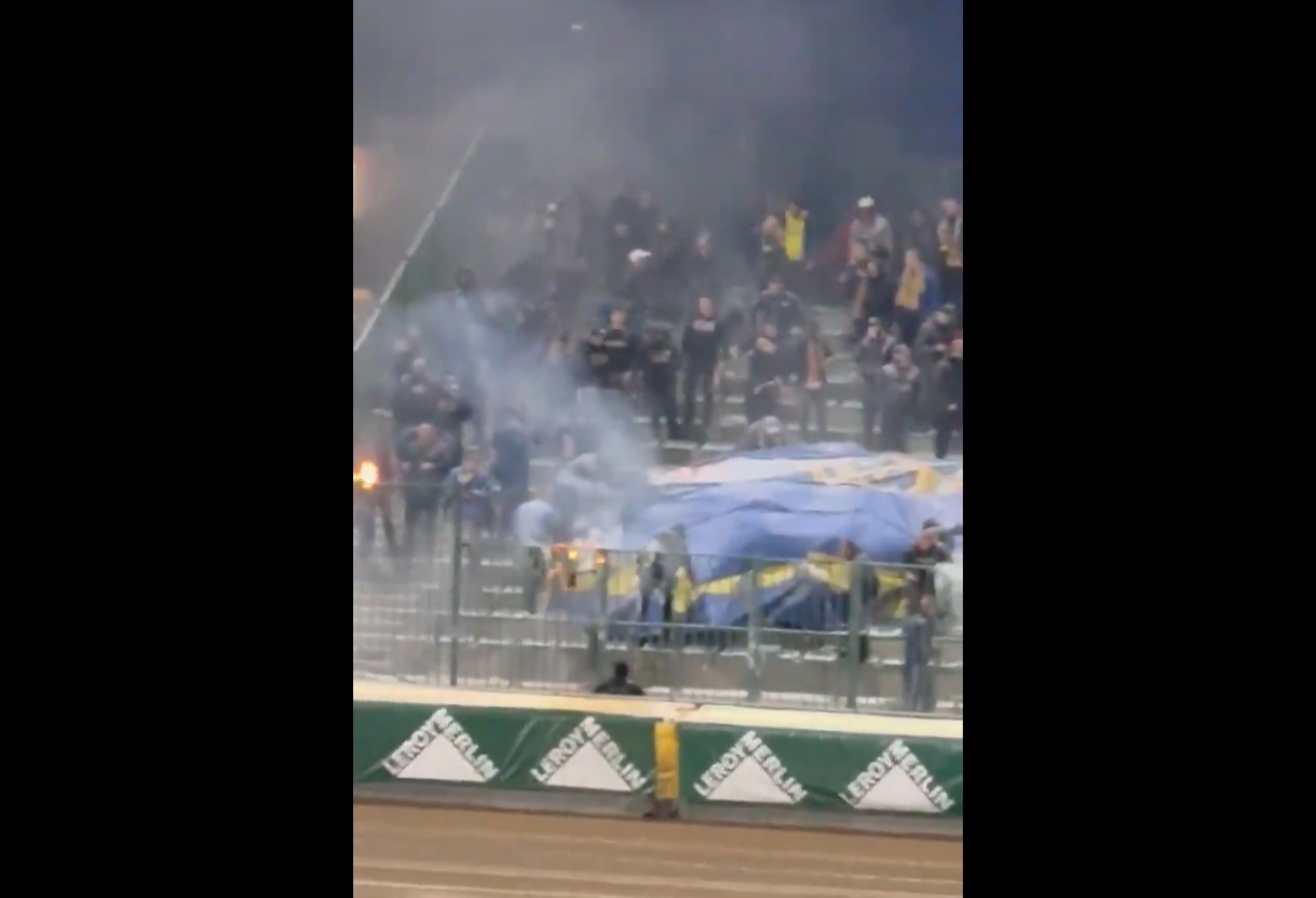 Przypadkiem podpalili... własną flagę. Cyrk w polskiej lidze [WIDEO]