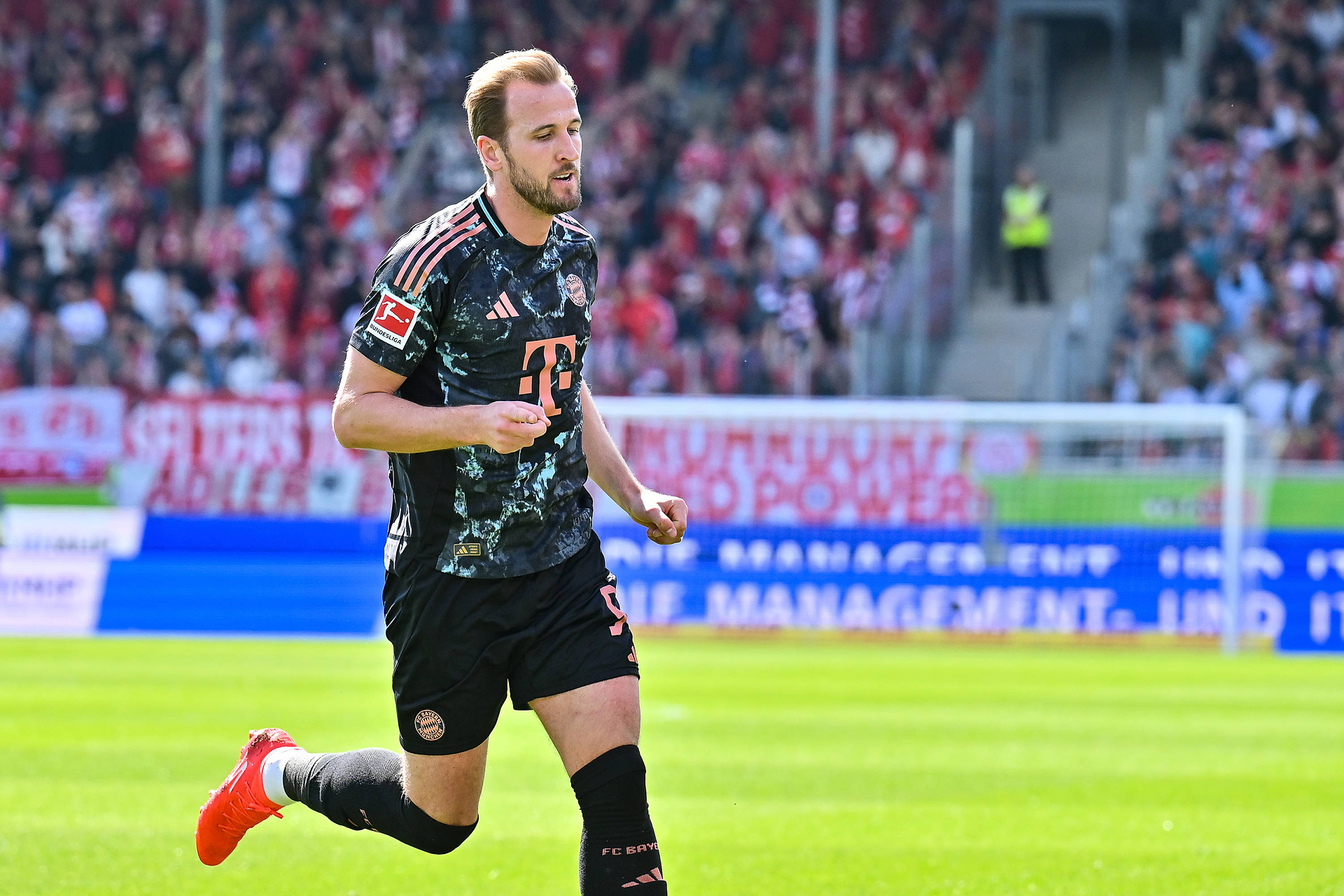 Bayern przypieczętuje tytuł bez pomocy Kane'a? "Szalona decyzja"