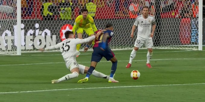 Nagły zwrot akcji w El Clasico! Sędzia w roli głównej [WIDEO]