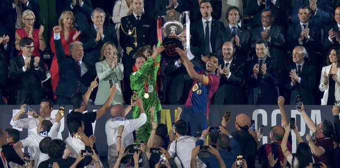 Ter Stegen podniósł Puchar Króla. Wielka chwila dla kapitana Barcelony [WIDEO]