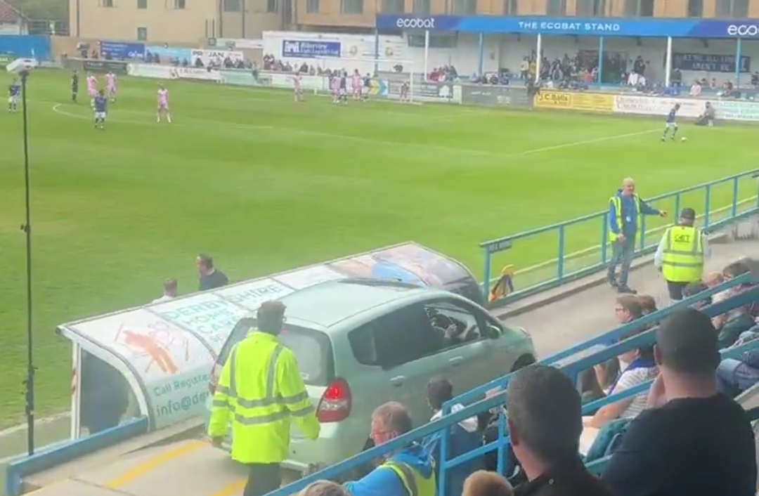Pomylił stadion z... parkingiem? Kuriozum na meczu w Anglii [WIDEO]