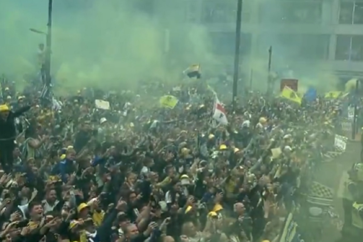 Szaleństwo po awansie do Premier League. Tłumy kibiców wyszły na ulice [WIDEO]