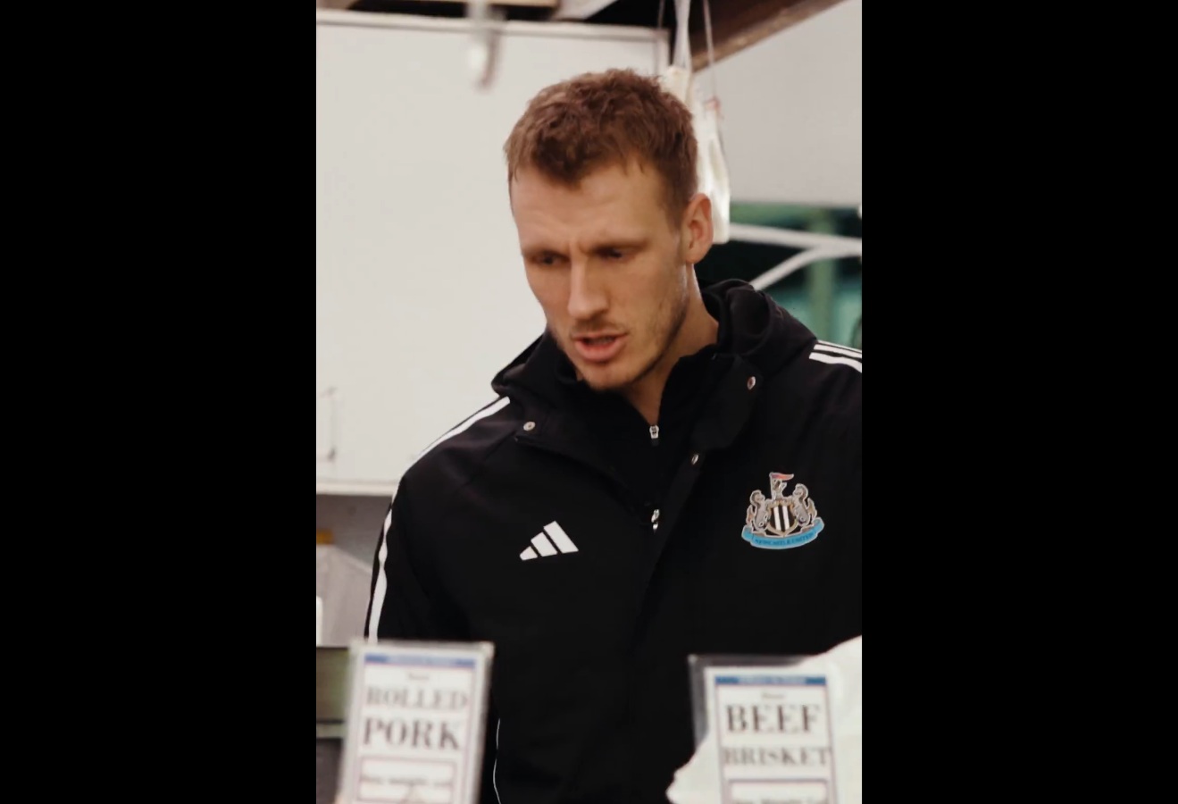 Piłkarz Premier League "zmienił" zawód. Tego nikt się nie spodziewał [WIDEO]