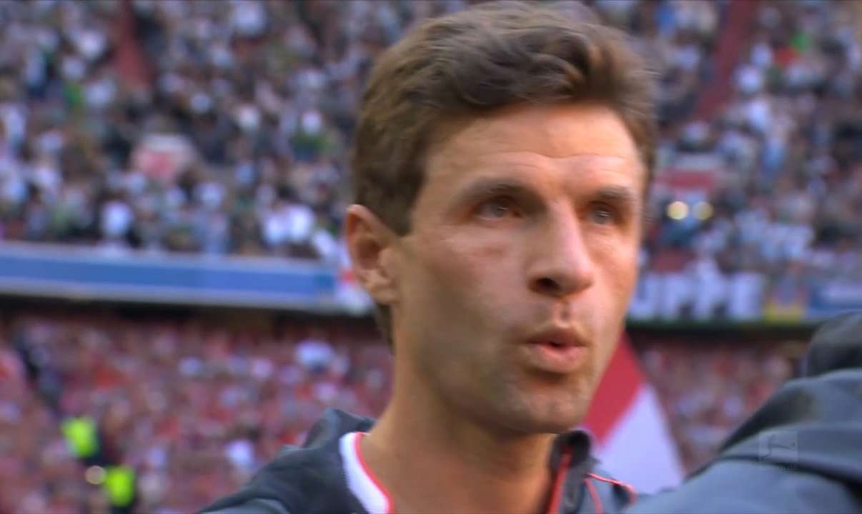 Mueller wyszedł na boisko i zobaczył oprawę. Tak Bayern żegna swoją legendę [WIDEO, ZDJĘCIA]
