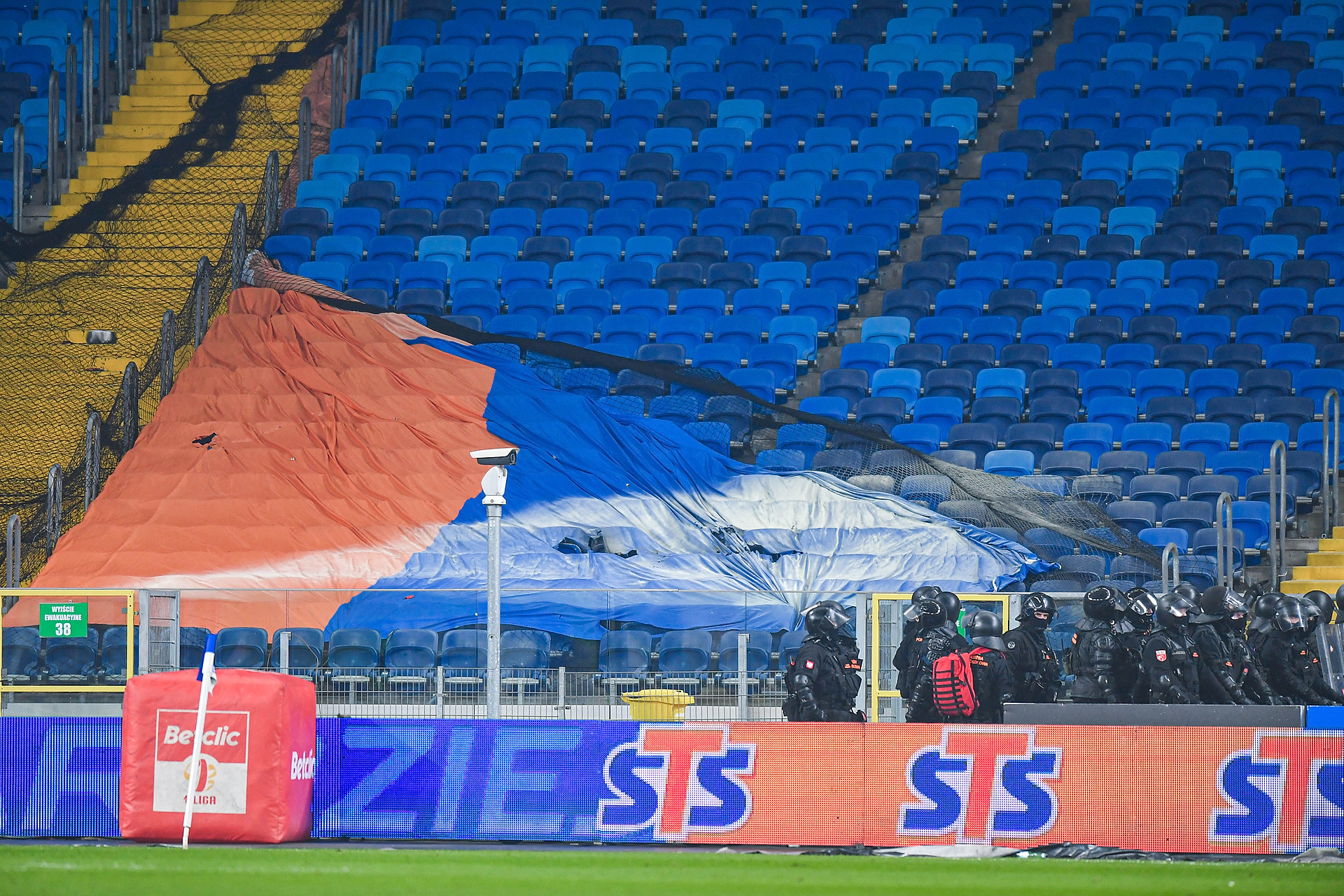 Skandal w Chorzowie. Burdy na Stadionie Śląskim [WIDEO]