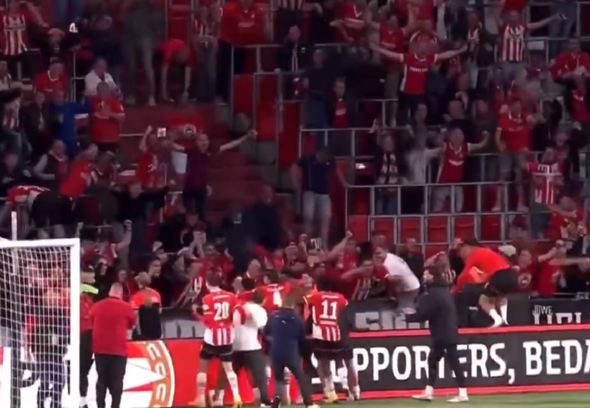 Hitowe nagranie ze stadionu PSV. Kibice z nosami w telefonach. I nagle euforia [WIDEO]