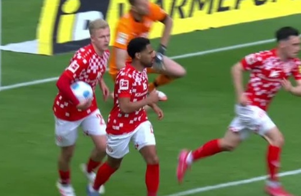 Sensacja w Bundeslidze, zaskakujący awans do pucharów. Alonso pożegnał się z Bayerem [WIDEO]