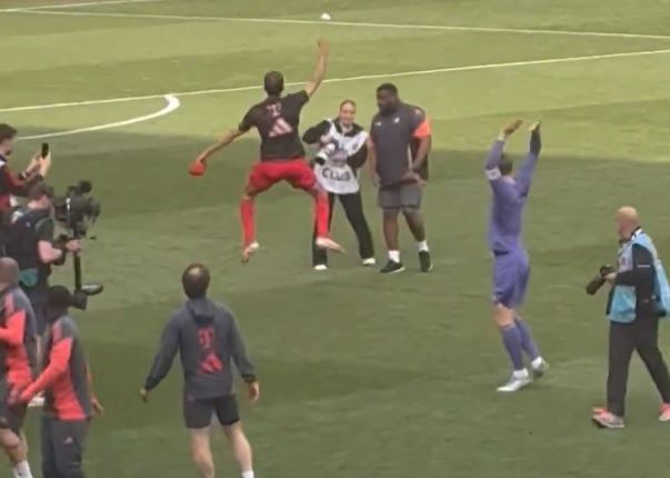 Mueller pożegnał się z kibicami Bayernu. Przepiękne sceny po meczu [WIDEO]