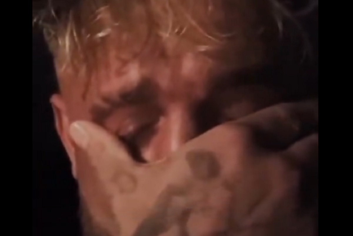 Gwiazdor w rozsypce przed walką z Tysonem. Zalał się łzami [WIDEO]