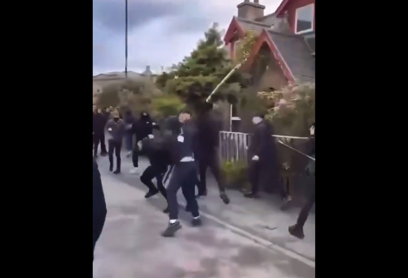 Bijatyka w centrum miasta. Szok przed kluczowym meczem [WIDEO]