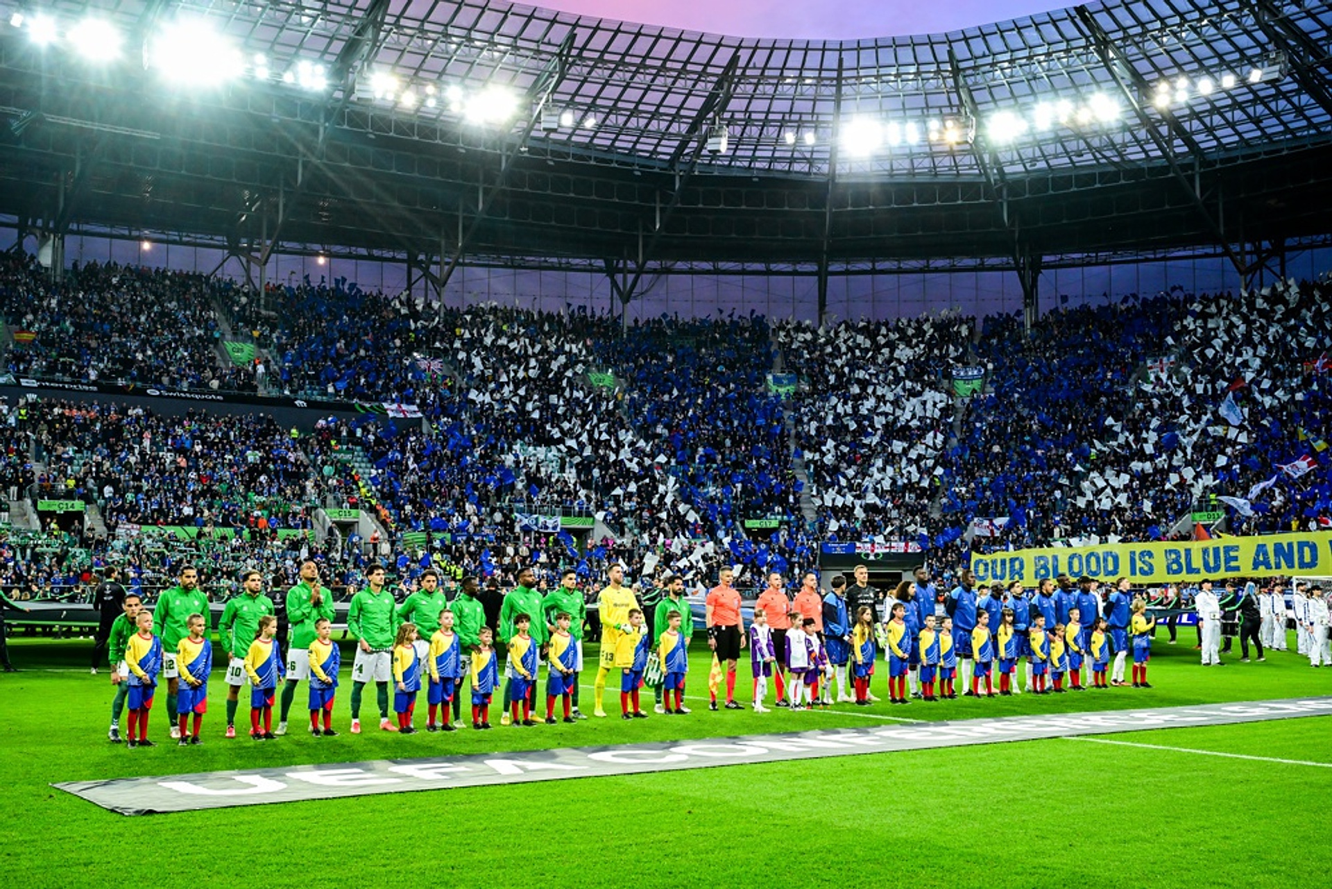 Służby nagle weszły na boisko. Wszystko po finale Ligi Konferencji [ZDJĘCIA]