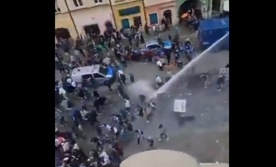 Kilkadziesiąt osób zatrzymanych. Wrocław przypominał pole bitwy [WIDEO]