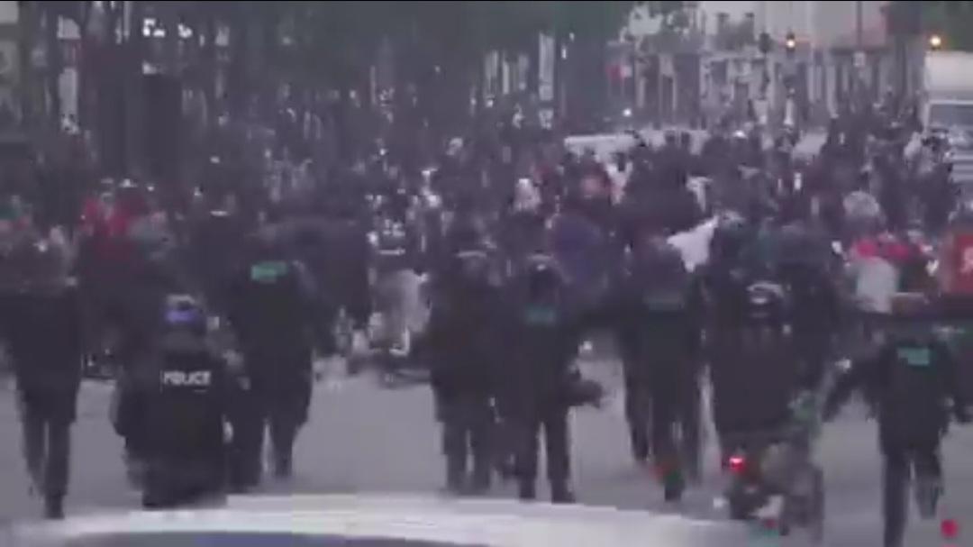 Dymy w Paryżu. Kibice nie czekali na ostatni gwizdek [WIDEO]