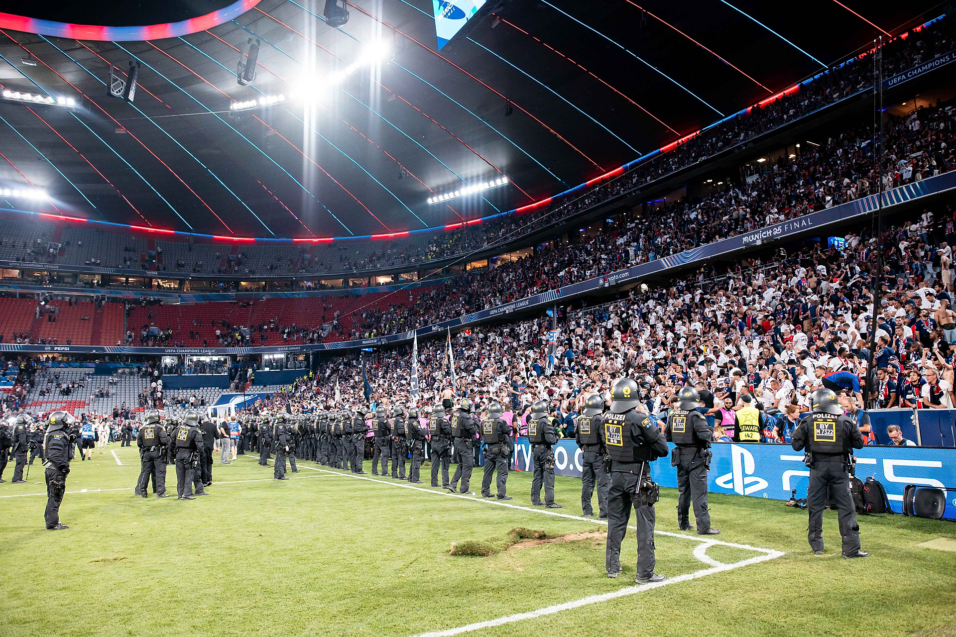 Kibice PSG zniszczyli boisko. Niemcy mają problem przed meczem kadry [WIDEO, ZDJĘCIA]