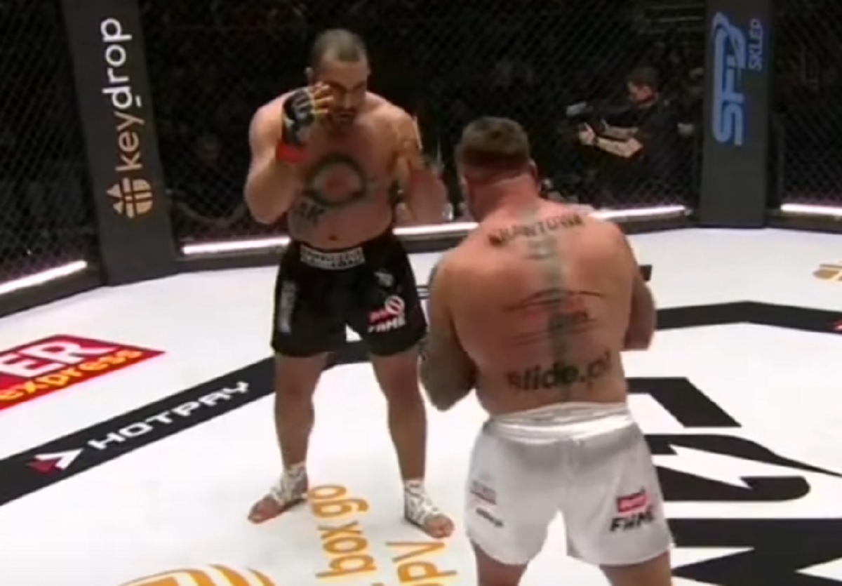 Zapomniany freakfighter wraca po kilku latach. Chce walki z niepokonaną gwiazdą