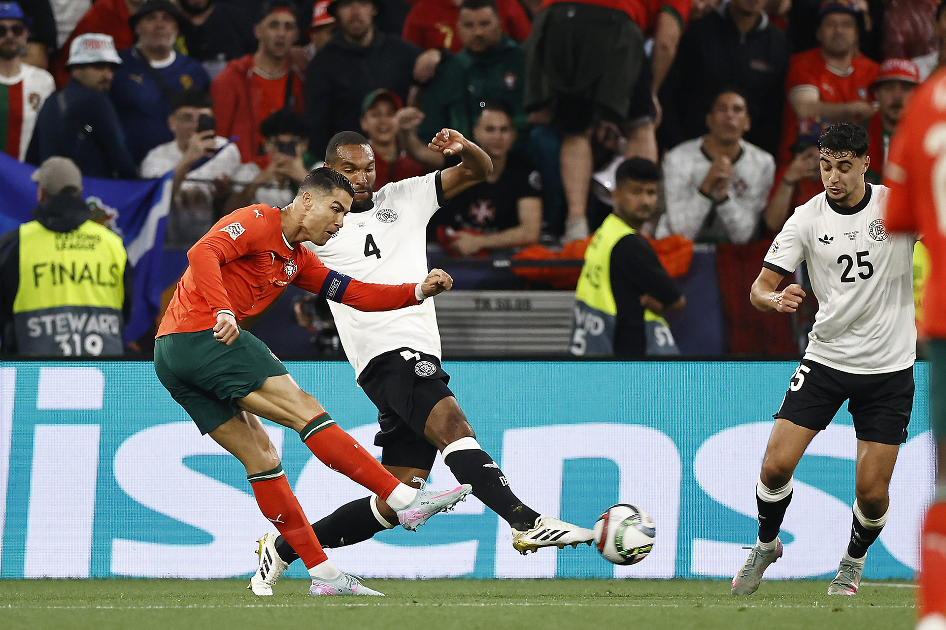 Nieśmiertelny Ronaldo! Portugalia rzuciła Niemców na kolana! [RELACJA]