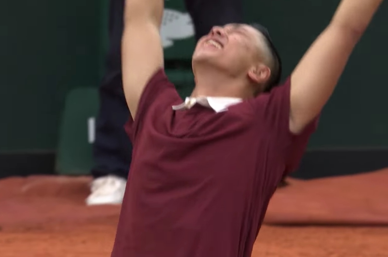 Co za wymiana. Piękno sportu na Roland Garros [WIDEO]
