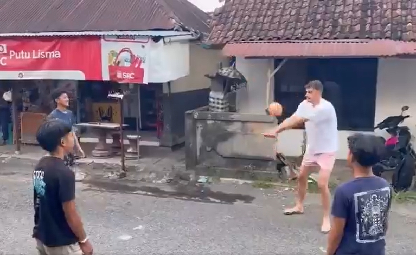 Ależ im zrobił niespodziankę! Nawet nie zdradził, kim jest [WIDEO]