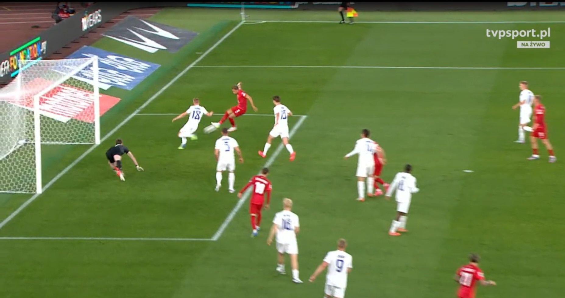 Jak to nie wpadło?! To powinien być gol Casha [WIDEO]