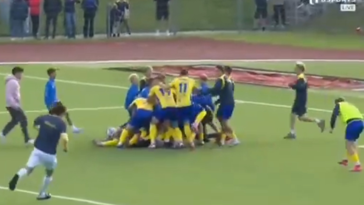 Legia przegrała, rywale spadli. Dramat zasłużonego klubu [WIDEO]