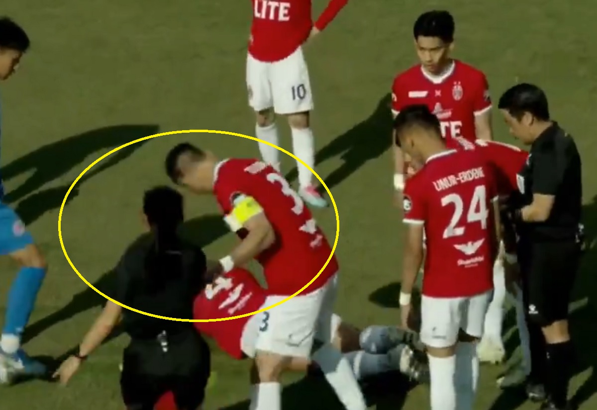 Atak szału piłkarza. Szarpał arbiter i wyrywał sędziemu kartkę [WIDEO]