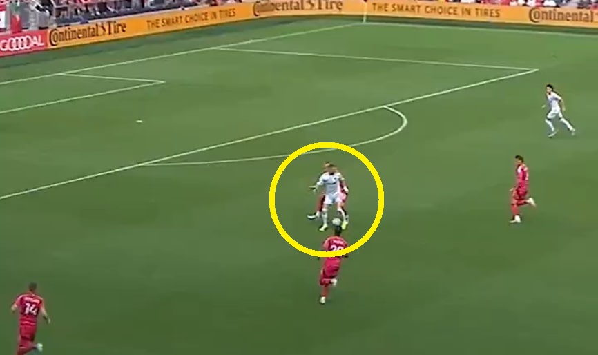 Reus? Pan piłkarz. Tę asystę Niemca można oglądać bez końca [WIDEO]